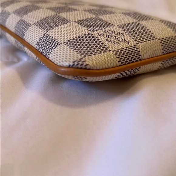 SOLD🎄Louis Vuitton Milla MM pochette🎄 - Picture 7 of 10